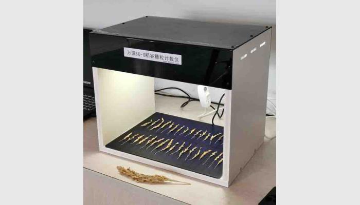 萬深SC-S型稻谷穗形粒數考種儀，稻谷穗粒計數分析儀，稻穗計數分析儀。由800萬像素自動對焦拍攝箱體、智能化稻穗分枝數粒測長軟件、穗枝放置與尺寸標定板等組成。是免培訓的傻瓜式分析儀，專用于水稻快速測產與育種考種。